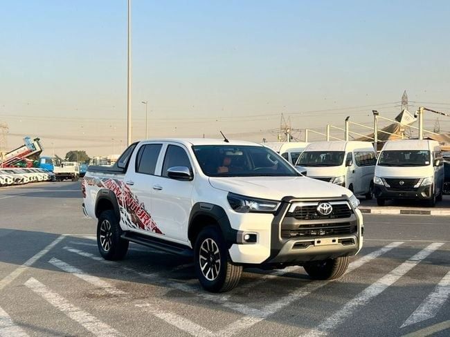 Подержанный Toyota Hilux VIII Рестайлинг, 2.7 л, 2022 в Дубае от SIKANDAR MOTORS Белый цвет. GCC | AUTO.AE