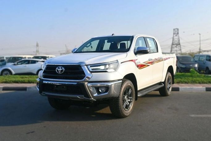 جديدة Toyota Hilux فيس ليفت الثامن, 2.7 l, 2025 في في دبي من Hussein Ghulam Motors FZCO، اللون أبيض. مواصفات الخليج | AUTO.AE