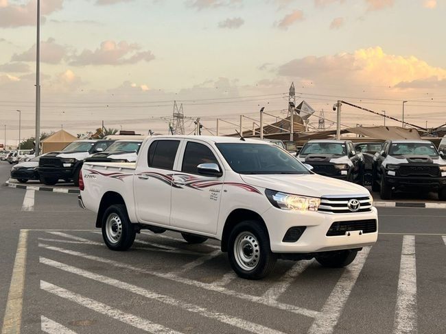Подержанный Toyota Hilux VIII, 2.7 л, 2022 в Дубае от SIKANDAR MOTORS Белый цвет. GCC | AUTO.AE