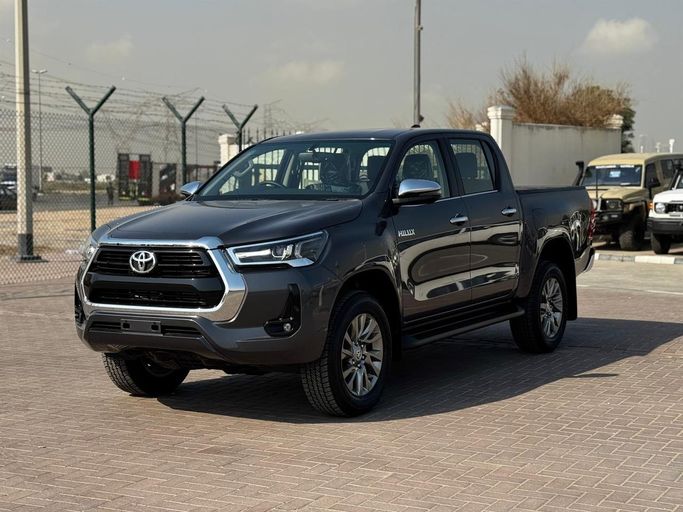 Новый Toyota Hilux VIII Рестайлинг, 2.8 л, 2025 в Дубае от AL HUSNAIN MOTORS FZE Серый цвет.  | AUTO.AE