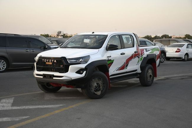 جديدة Toyota Hilux فيس ليفت الثامن, 4.0 l, 2025 في في دبي من AL MADINA CARS FZE، اللون أبيض. مواصفات الخليج | AUTO.AE