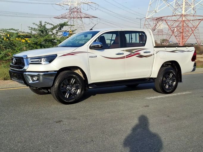 مستعملة Toyota Hilux ثامناً, 2.7 l, 2025 في في دبي من Hashem Used Cars، اللون أبيض. مواصفات الخليج | AUTO.AE