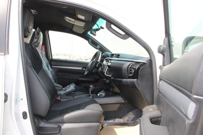 New Toyota Hilux VIII Facelift, 4.0 l, 2026 in UAE, Dubai by Wafrah Automotive Fzco, White color. GCC Specs | AUTO.AE | Listing #296308 — photo 15 of 25