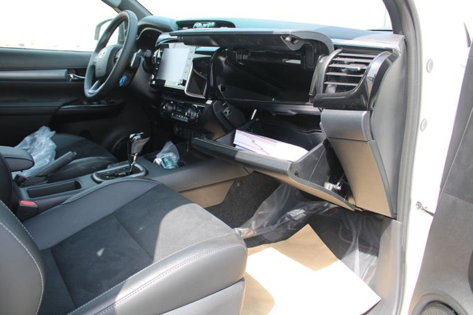 New Toyota Hilux VIII Facelift, 4.0 l, 2026 in UAE, Dubai by Wafrah Automotive Fzco, White color. GCC Specs | AUTO.AE | Listing #296308 — photo 21 of 25