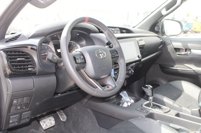 New Toyota Hilux VIII Facelift, 4.0 l, 2026 in UAE, Dubai by Wafrah Automotive Fzco, White color. GCC Specs | AUTO.AE | Listing #296308 — photo 10 of 25