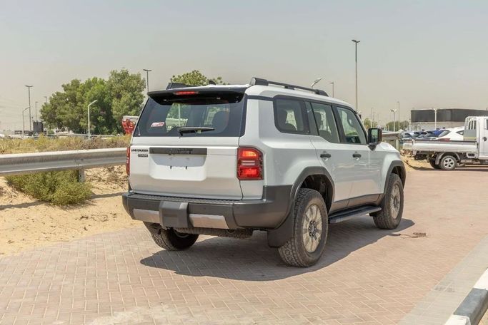 Новый Toyota Land Cruiser Prado 250 Series, 2.8 л, 2025 в Дубае от Laith Alobaidi Motors Белый цвет. GCC | AUTO.AE