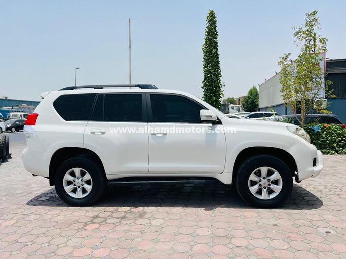 Подержанный Toyota Land Cruiser Prado 150 Series, 2.7 л, 2011 в Дубае от Alhamd Motors Белый цвет. GCC | AUTO.AE