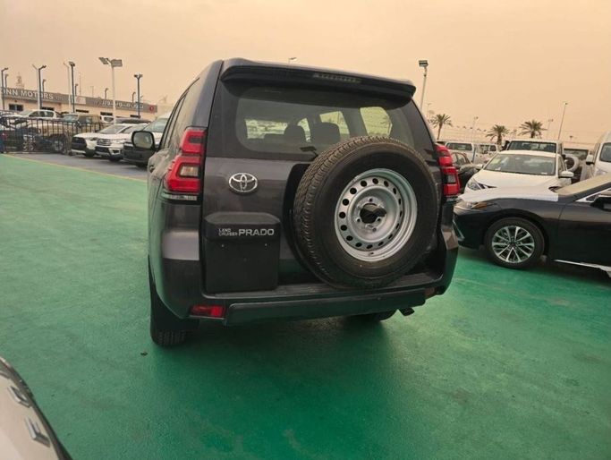 Новый Toyota Land Cruiser Prado 150 Series Рестайлинг 3, 2.8 л, 2023 в Дубае от Mohamed Hakim Motors Серый цвет. GCC | AUTO.AE