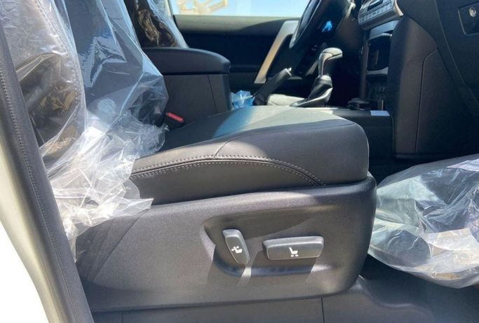 Новый Toyota Land Cruiser Prado 150 Series Рестайлинг 3, 4.0 л, 2023 в Дубае от Mohamed Hakim Motors Белый цвет. GCC | AUTO.AE