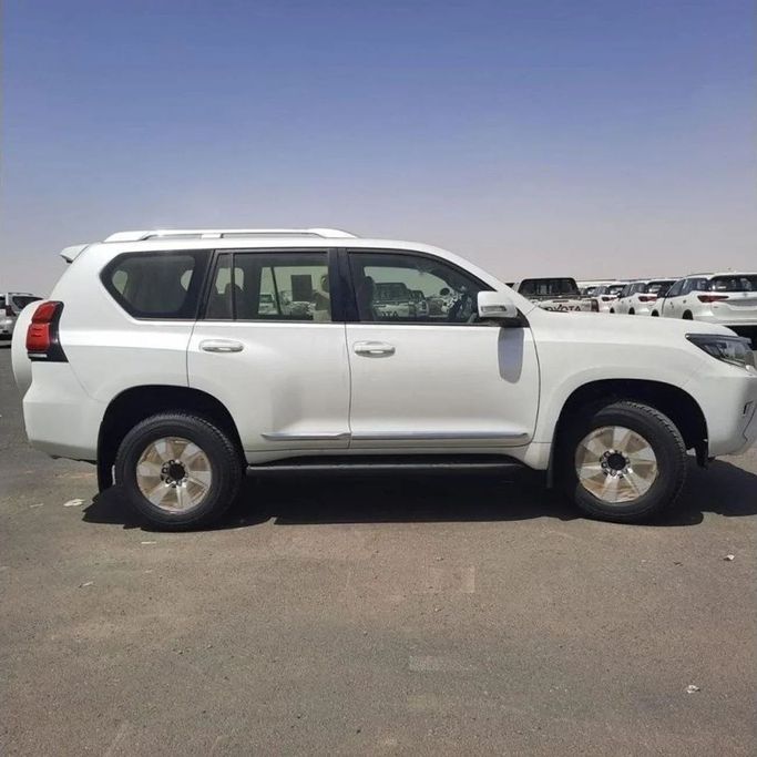جديدة Toyota Land Cruiser Prado 150 سلسلة 150 Series Facelift 3, 4.0 l, 2023 في في دبي من Mohamed Hakim Motors، اللون أبيض. مواصفات الخليج | AUTO.AE