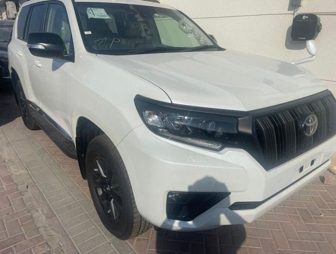 Новый Toyota Land Cruiser Prado 150 Series Рестайлинг 3, 2.8 л, 2023 в Дубае от Mohamed Hakim Motors Белый цвет. GCC | AUTO.AE