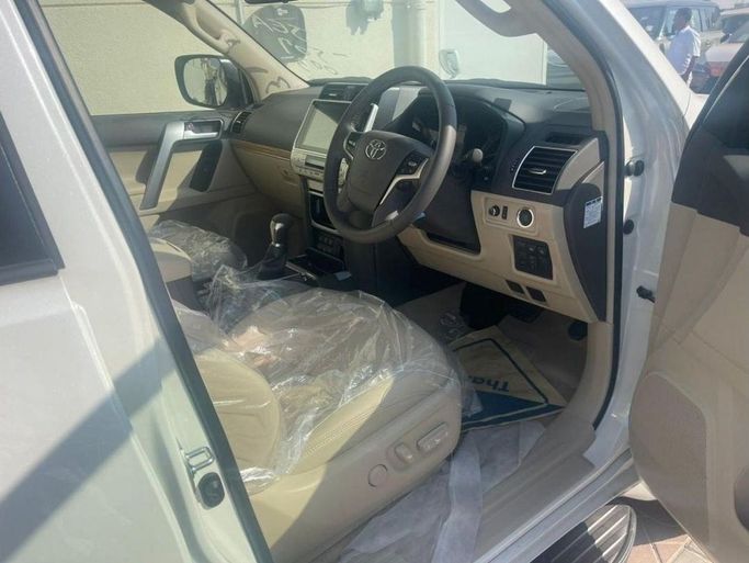 Новый Toyota Land Cruiser Prado 150 Series Рестайлинг 3, 2.8 л, 2023 в Дубае от Mohamed Hakim Motors Белый цвет. GCC | AUTO.AE