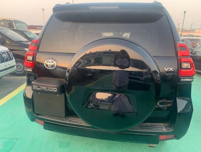 Новый Toyota Land Cruiser Prado 150 Series Рестайлинг 3, 2.8 л, 2023 в Дубае от Mohamed Hakim Motors Черный цвет. GCC | AUTO.AE
