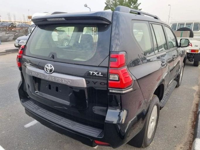 Новый Toyota Land Cruiser Prado 150 Series Рестайлинг 3, 2.8 л, 2023 в Дубае от Mohamed Hakim Motors Черный цвет. GCC | AUTO.AE