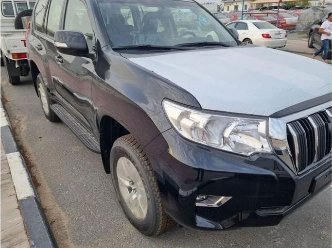 Новый Toyota Land Cruiser Prado 150 Series Рестайлинг 3, 2.8 л, 2023 в Дубае от Mohamed Hakim Motors Черный цвет. GCC | AUTO.AE