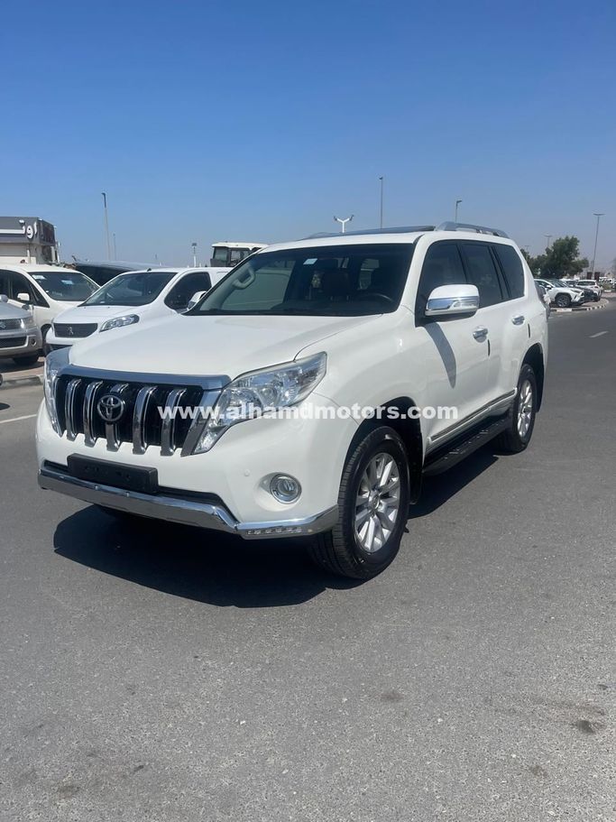 Подержанный Toyota Land Cruiser Prado 150 Series Рестайлинг 1, 2.7 л, 2016 в Дубае от Alhamd Motors Белый цвет. GCC | AUTO.AE