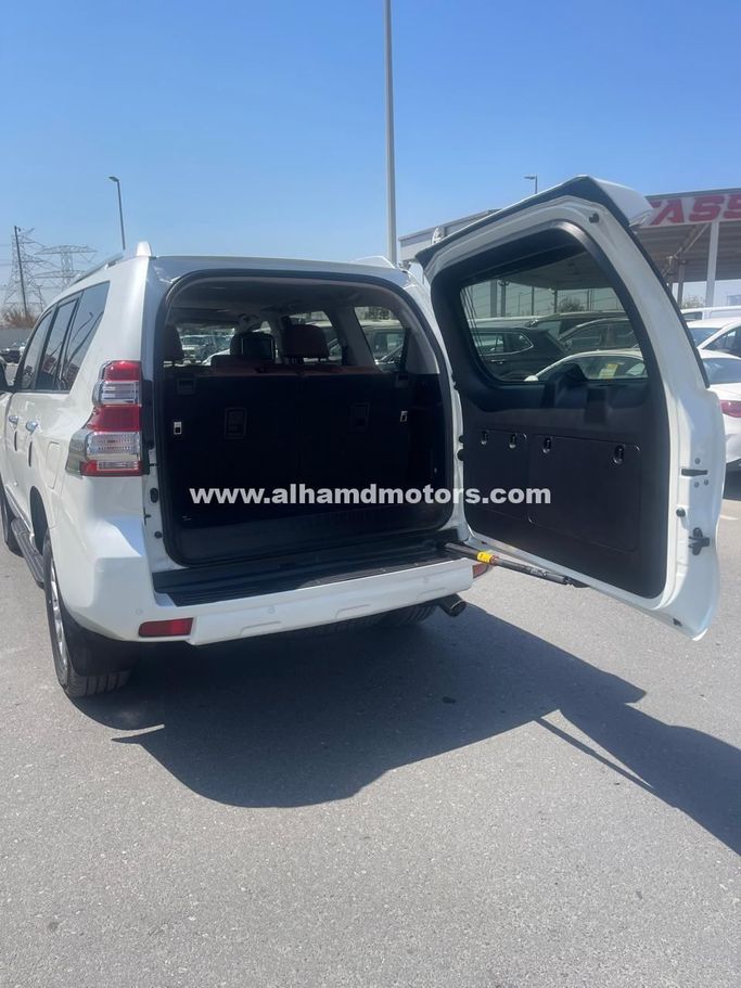 Подержанный Toyota Land Cruiser Prado 150 Series Рестайлинг 1, 2.7 л, 2016 в Дубае от Alhamd Motors Белый цвет. GCC | AUTO.AE