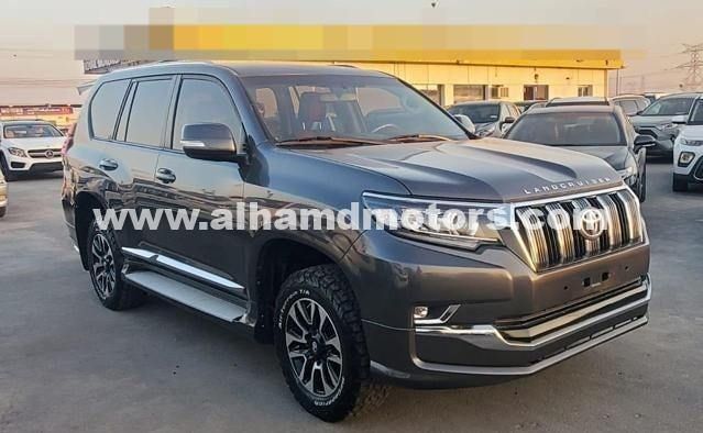 Подержанный Toyota Land Cruiser Prado 150 Series Рестайлинг 2, 2.8 л, 2019 в Дубае от Alhamd Motors Серый цвет. Other | AUTO.AE