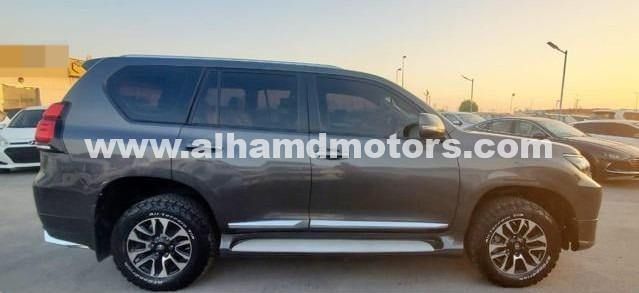 Подержанный Toyota Land Cruiser Prado 150 Series Рестайлинг 2, 2.8 л, 2019 в Дубае от Alhamd Motors Серый цвет. Other | AUTO.AE