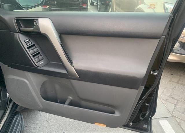 Подержанный Toyota Land Cruiser Prado 150 Series, 2.7 л, 2011 в Дубае от Alhamd Motors Черный цвет. Японская | AUTO.AE