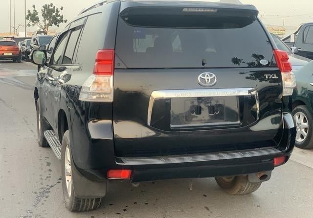 Подержанный Toyota Land Cruiser Prado 150 Series, 2.7 л, 2011 в Дубае от Alhamd Motors Черный цвет. Японская | AUTO.AE