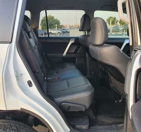 Подержанный Toyota Land Cruiser Prado 150 Series Рестайлинг 2, 2.8 л, 2018 в Дубае от Alhamd Motors Белый цвет. Other | AUTO.AE