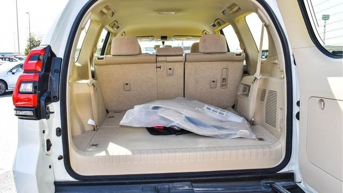 Новый Toyota Land Cruiser Prado 150 Series Рестайлинг 3, 2.7 л, 2023 в Дубае от Najem Motors Белый цвет. GCC | AUTO.AE