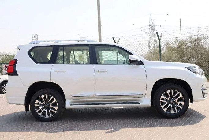 Новый Toyota Land Cruiser Prado 150 Series Рестайлинг 3, 4.0 л, 2023 в Дубае от Top Euro Cars Белый цвет.  | AUTO.AE