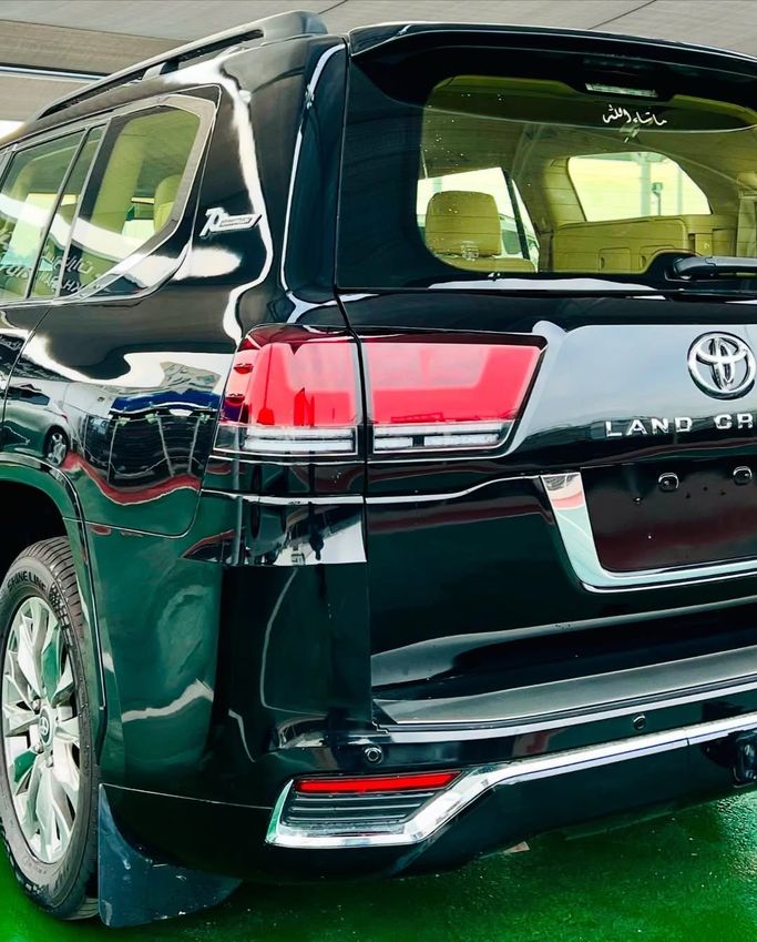 Used Toyota Land Cruiser Prado 150 Series Facelift 1, 4.0 l, 2014 in Dubai by Lakhani Motors, Black color. Japanese Specs | AUTO.AE