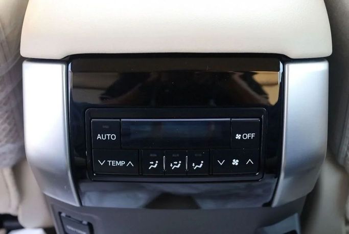 Новый Toyota Land Cruiser Prado 150 Series Рестайлинг 3, 4.0 л, 2023 в Дубае от Top Euro Cars Белый цвет.  | AUTO.AE