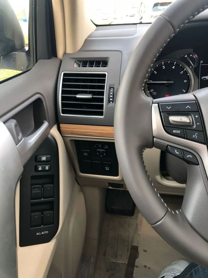 Новый Toyota Land Cruiser Prado 150 Series Рестайлинг 3, 4.0 л, 2023 в Дубае от Top Euro Cars Белый цвет.  | AUTO.AE