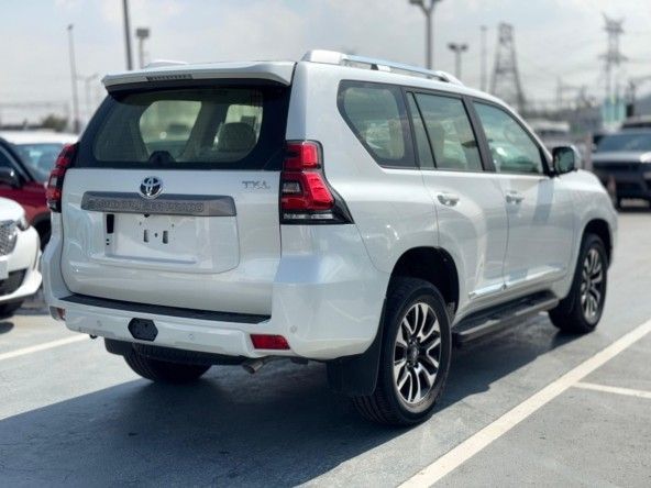 Новый Toyota Land Cruiser Prado 150 Series Рестайлинг 3, 4.0 л, 2023 в Дубае от Titanum Cars Белый цвет. Other | AUTO.AE