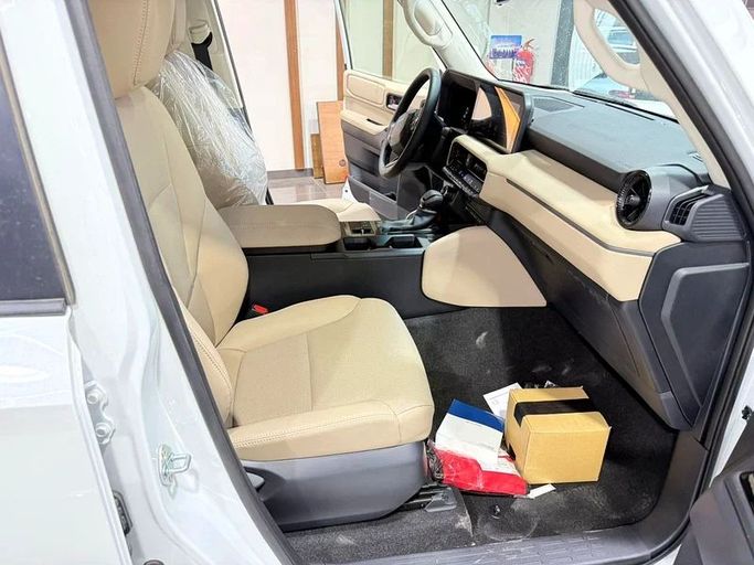 Новый Toyota Land Cruiser Prado 250 Series, 2.4 л, 2025 в Дубае от BANIYAS CARS SHOWROOM Белый цвет. GCC | AUTO.AE