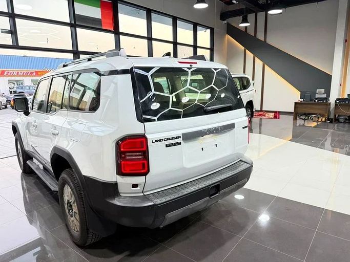 Новый Toyota Land Cruiser Prado 250 Series, 2.4 л, 2025 в Дубае от BANIYAS CARS SHOWROOM Белый цвет. GCC | AUTO.AE