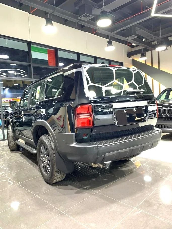 Новый Toyota Land Cruiser Prado 250 Series, 2.4 л, 2025 в Дубае от BANIYAS CARS SHOWROOM Черный цвет. GCC | AUTO.AE