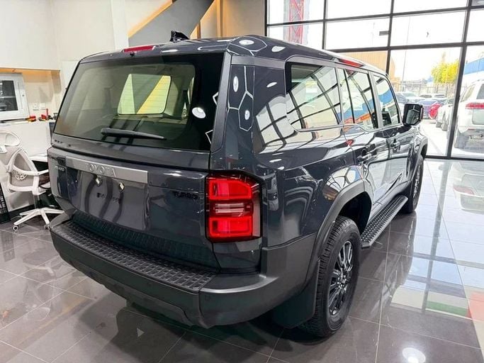 Новый Toyota Land Cruiser Prado 250 Series, 2.4 л, 2025 в Дубае от BANIYAS CARS SHOWROOM Серый цвет. GCC | AUTO.AE
