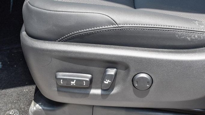 Новый Toyota Land Cruiser Prado 150 Series Рестайлинг 3, 4.0 л, 2023 в Дубае от My Way Motors Белый цвет. GCC | AUTO.AE