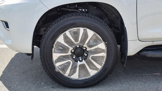 Новый Toyota Land Cruiser Prado 150 Series Рестайлинг 3, 4.0 л, 2023 в Дубае от My Way Motors Белый цвет. GCC | AUTO.AE