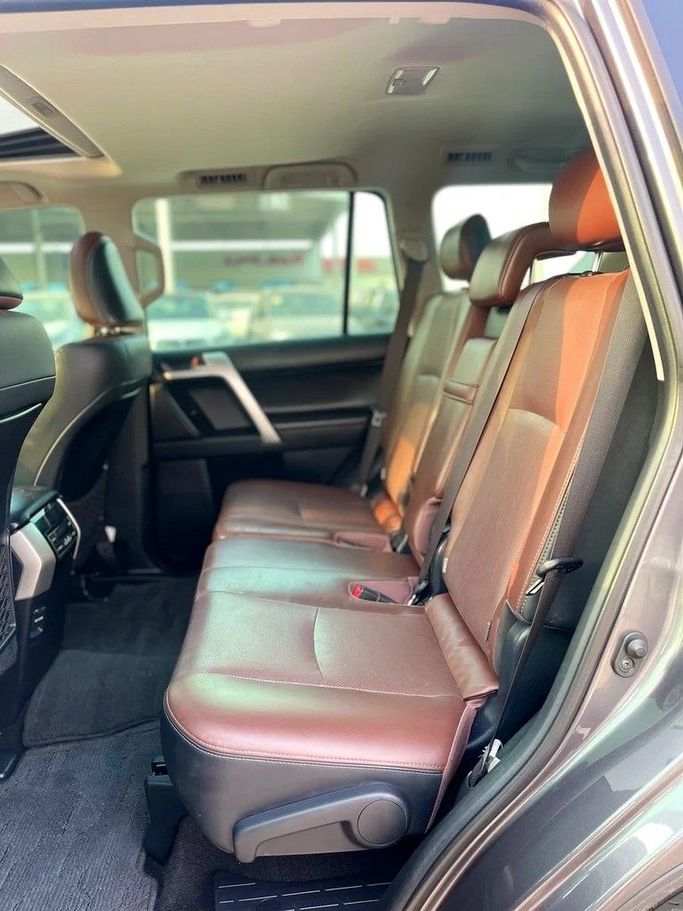 Подержанный Toyota Land Cruiser Prado 150 Series Рестайлинг 3, 4.0 л, 2020 в Дубае от Shalimar Серый цвет. GCC | AUTO.AE