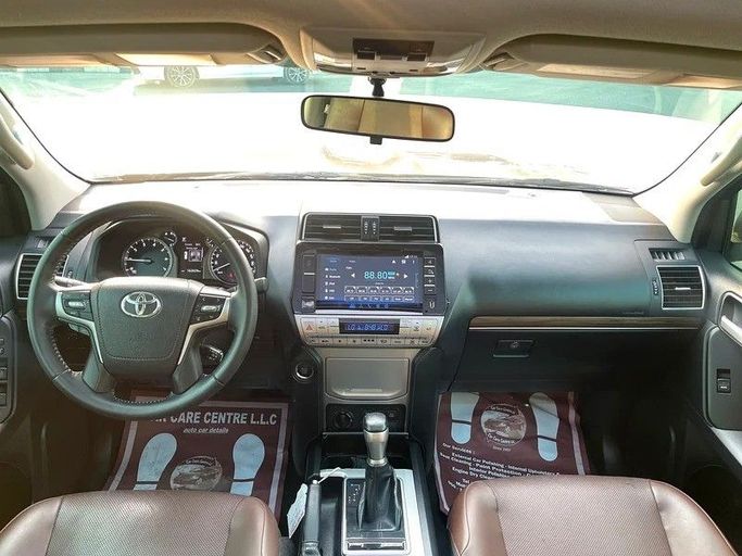 Подержанный Toyota Land Cruiser Prado 150 Series Рестайлинг 3, 4.0 л, 2020 в Дубае от Shalimar Серый цвет. GCC | AUTO.AE