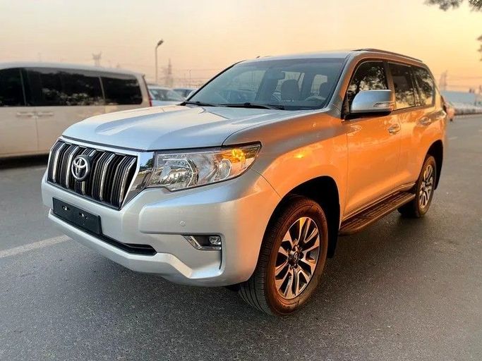 Подержанный Toyota Land Cruiser Prado 150 Series Рестайлинг 3, 4.0 л, 2023 в Дубае от Shalimar Серебристый цвет. GCC | AUTO.AE