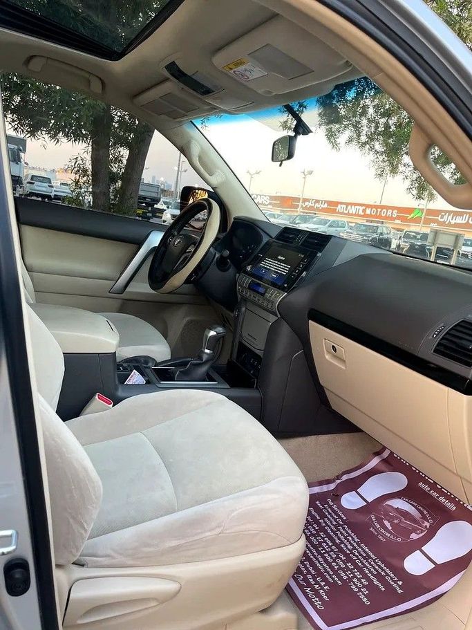 Подержанный Toyota Land Cruiser Prado 150 Series Рестайлинг 3, 4.0 л, 2023 в Дубае от Shalimar Серебристый цвет. GCC | AUTO.AE