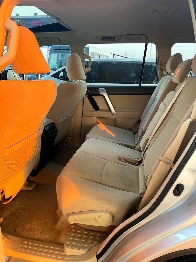 Подержанный Toyota Land Cruiser Prado 150 Series Рестайлинг 3, 4.0 л, 2023 в Дубае от Shalimar Серебристый цвет. GCC | AUTO.AE