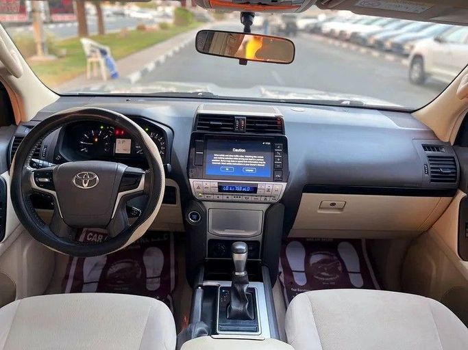 Подержанный Toyota Land Cruiser Prado 150 Series Рестайлинг 3, 4.0 л, 2023 в Дубае от Shalimar Серебристый цвет. GCC | AUTO.AE