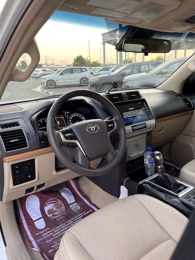Подержанный Toyota Land Cruiser Prado 150 Series Рестайлинг 3, 4.0 л, 2022 в Дубае от Shalimar Белый цвет. GCC | AUTO.AE