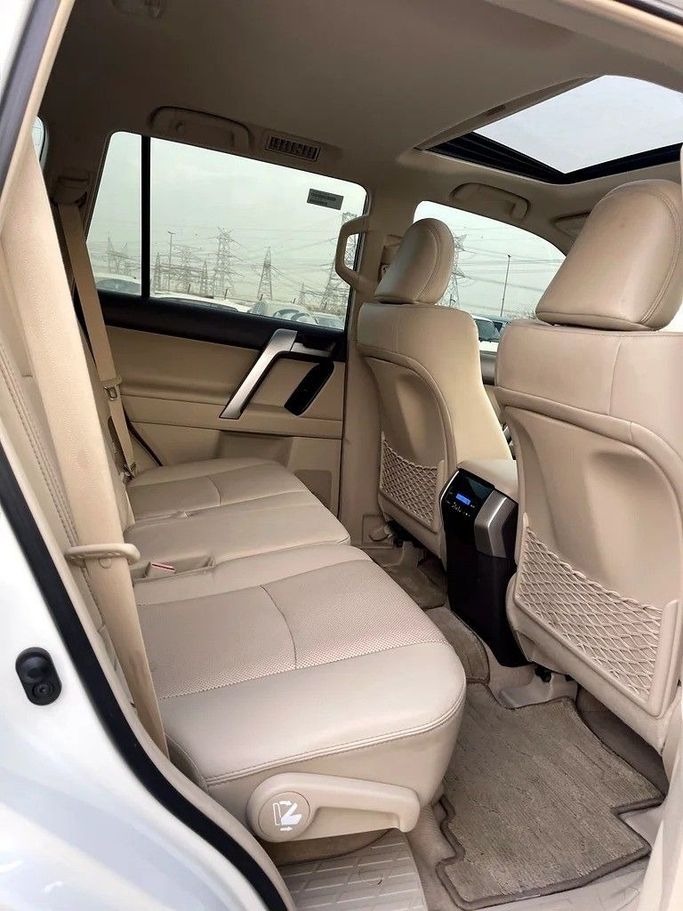 Подержанный Toyota Land Cruiser Prado 150 Series Рестайлинг 3, 4.0 л, 2022 в Дубае от Shalimar Белый цвет. GCC | AUTO.AE