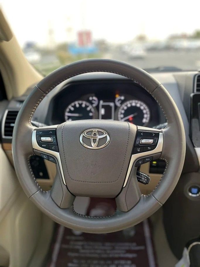 Подержанный Toyota Land Cruiser Prado 150 Series Рестайлинг 3, 4.0 л, 2022 в Дубае от Shalimar Белый цвет. GCC | AUTO.AE