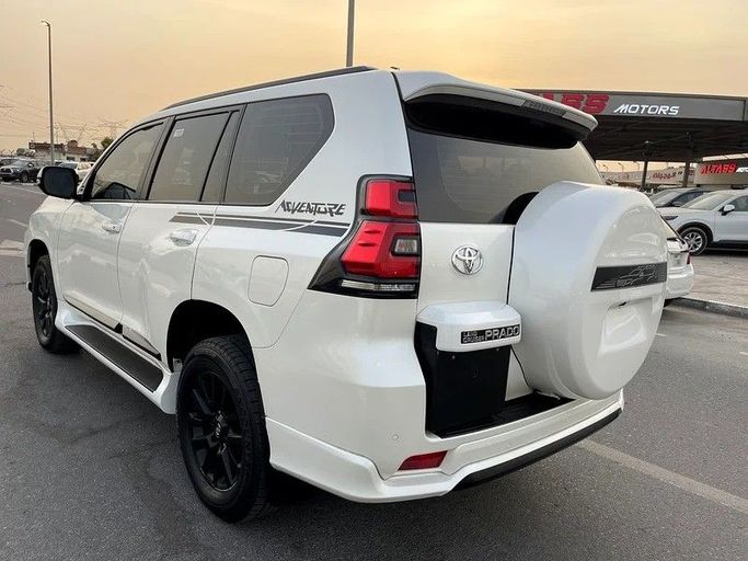 Подержанный Toyota Land Cruiser Prado 150 Series Рестайлинг 3, 4.0 л, 2022 в Дубае от Shalimar Белый цвет. GCC | AUTO.AE