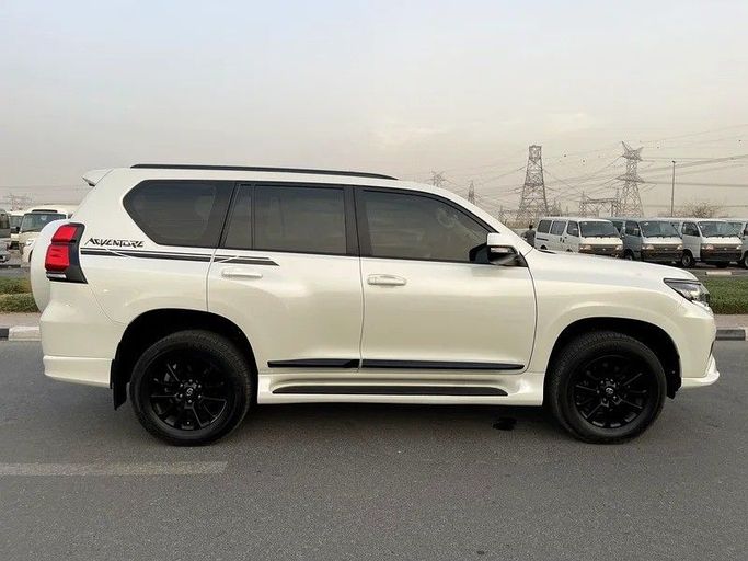 Подержанный Toyota Land Cruiser Prado 150 Series Рестайлинг 3, 4.0 л, 2022 в Дубае от Shalimar Белый цвет. GCC | AUTO.AE
