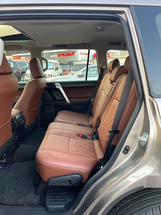 Подержанный Toyota Land Cruiser Prado 150 Series Рестайлинг 2, 2.7 л, 2018 в Дубае от Shalimar Коричневый цвет. GCC | AUTO.AE